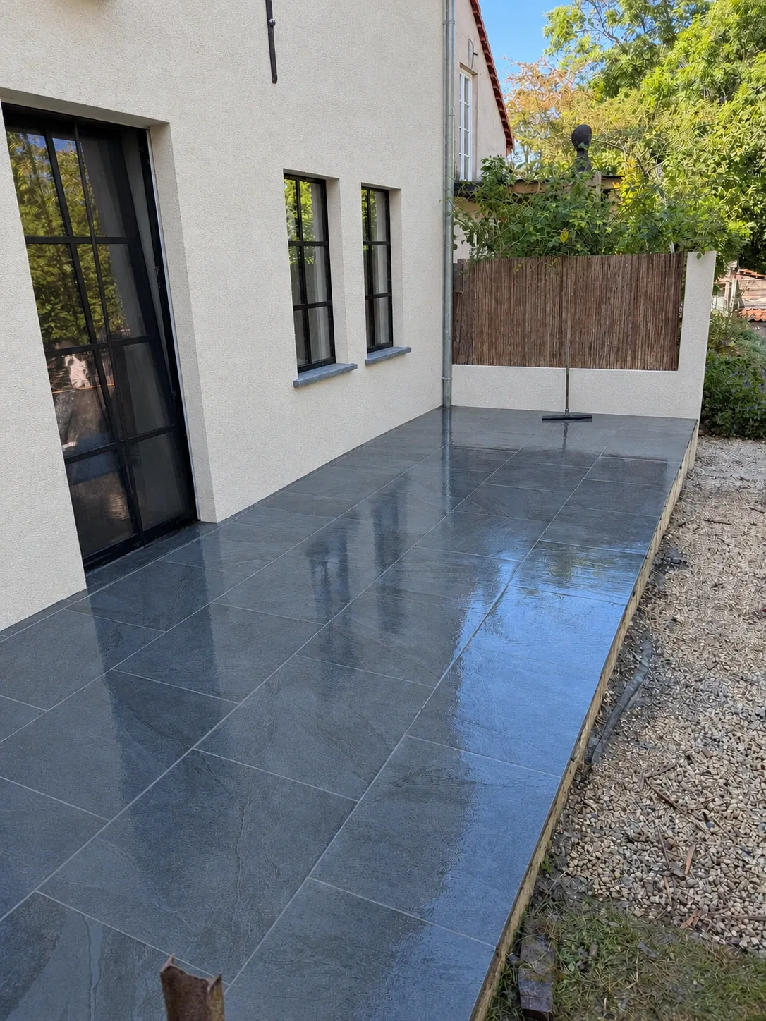 Terrasse extérieure en carrelage grand format