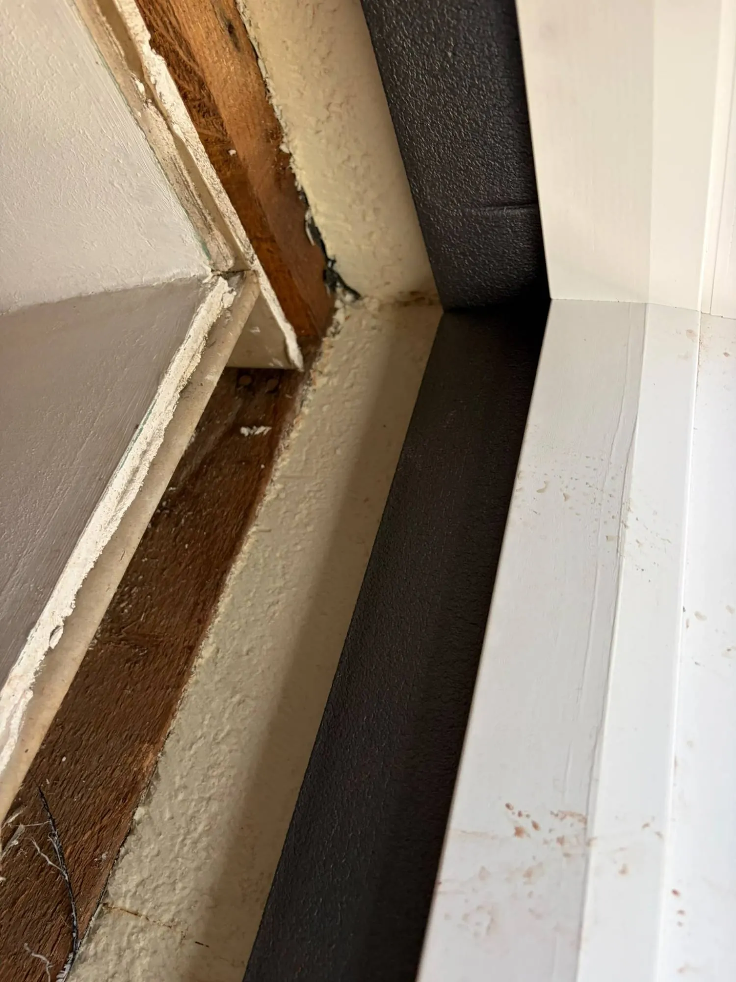 Le défaut de près : jours entre les plaques, bois apparent et angle qui s’effrite